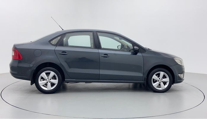 2016 Skoda Rapid 1.6 MPI STYLE PLUS AT, Petrol, Automatic, 1,25,533 km, Right Side View