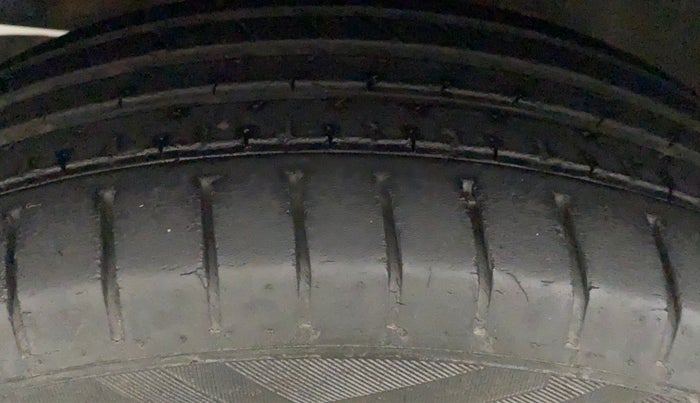 2018 Maruti Baleno ZETA PETROL 1.2, Petrol, Manual, 54,530 km, Left front tyre - Minor crack