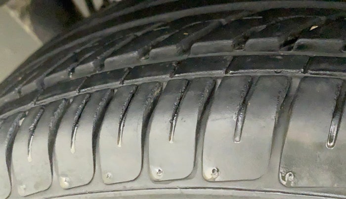 2016 Mahindra Kuv100 K2 6 STR, Petrol, Manual, 59,889 km, Left Rear Tyre Tread