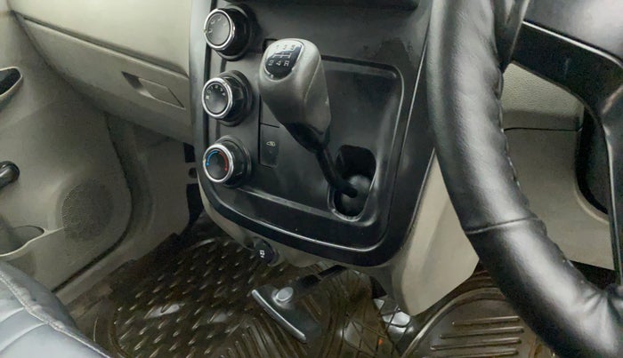 2016 Mahindra Kuv100 K2 6 STR, Petrol, Manual, 59,889 km, Gear Lever