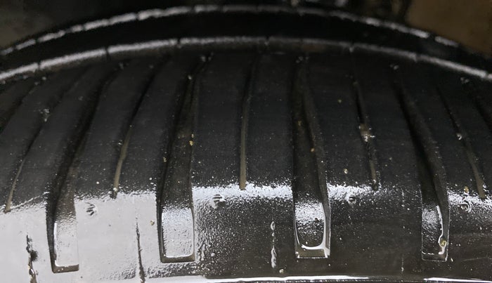 2015 Volkswagen Vento HIGHLINE PETROL, Petrol, Manual, 75,838 km, Left Front Tyre Tread