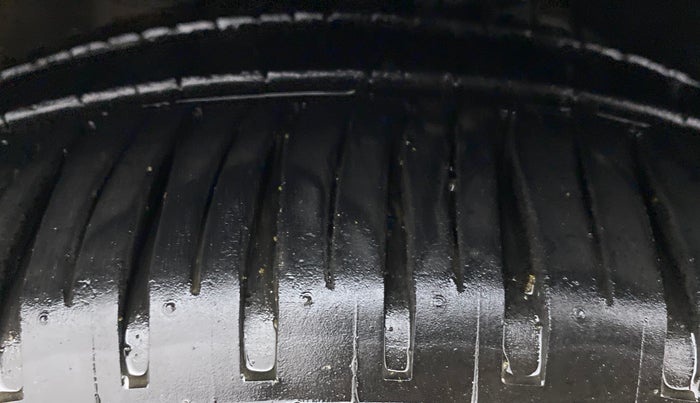2015 Volkswagen Vento HIGHLINE PETROL, Petrol, Manual, 75,838 km, Right Front Tyre Tread