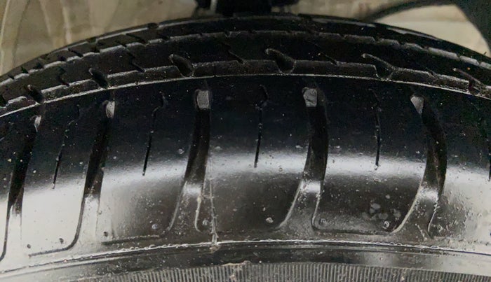 2019 Maruti Swift VXI D, Petrol, Manual, 4,597 km, Right Front Tyre Tread