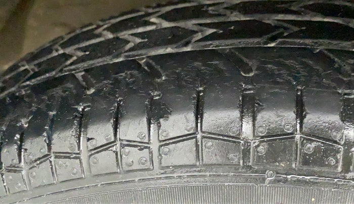 2016 Maruti Swift VXI, Petrol, Manual, 36,719 km, Right Rear Tyre Tread