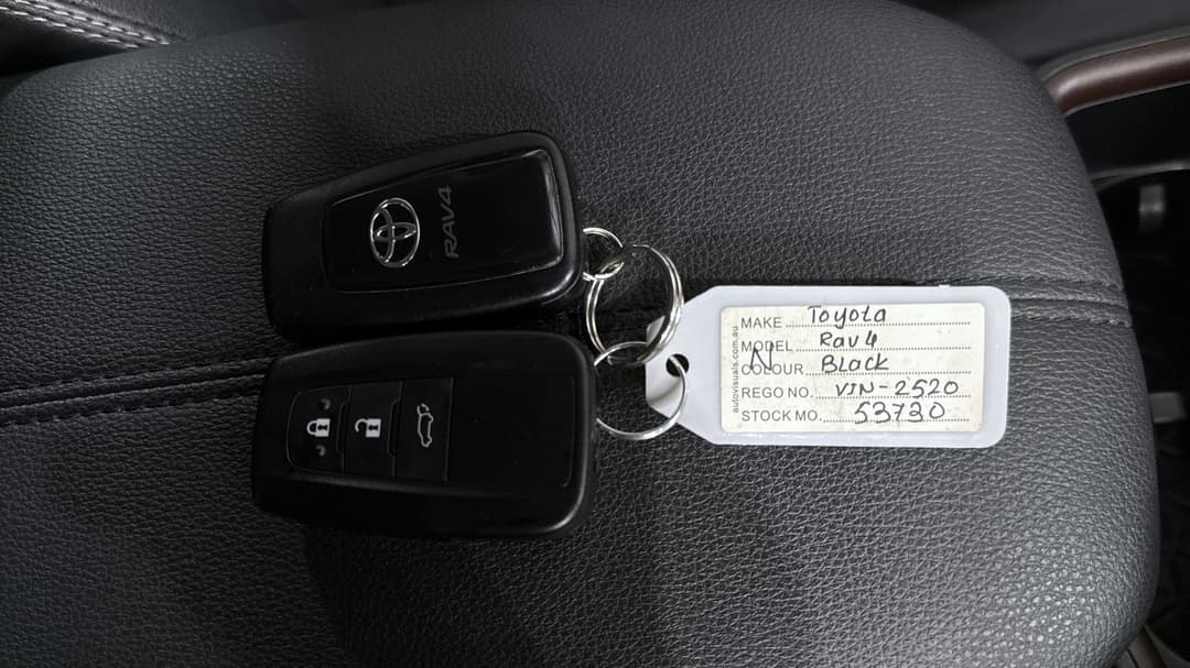 2023 Toyota RAV4 Cruiser (AWD) Hybrid, Automatic, 62249 km, Key Close-up