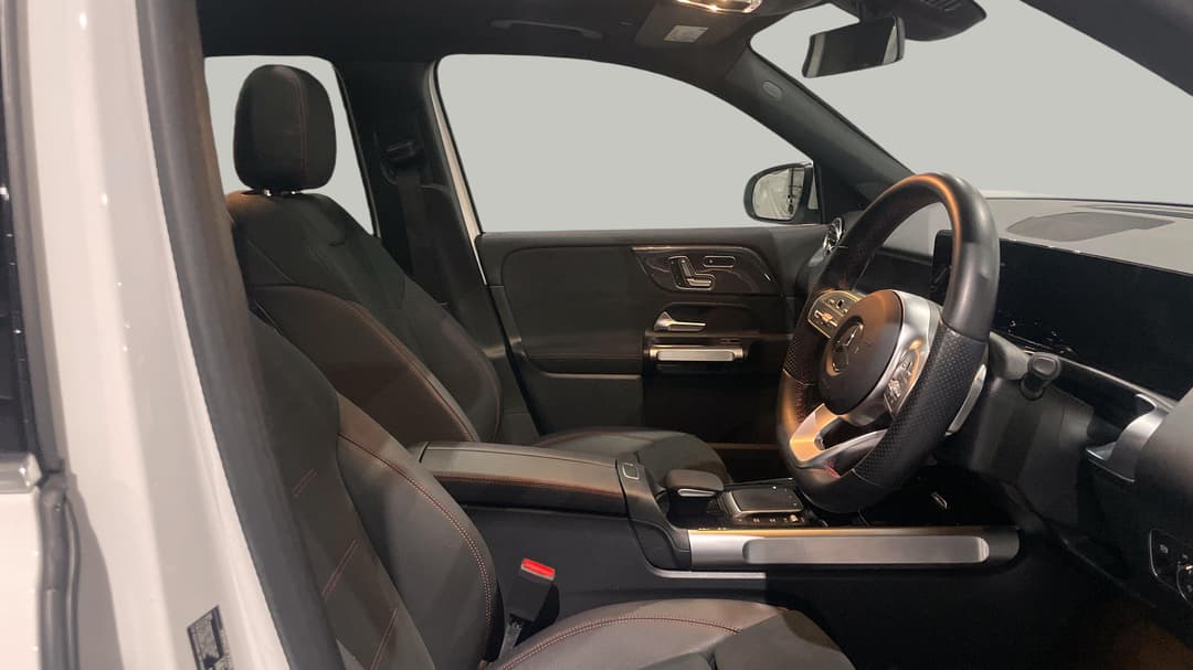 2022 Mercedes-benz Glb 200, Automatic, 52501 km, Right Side Front Door Cabin View