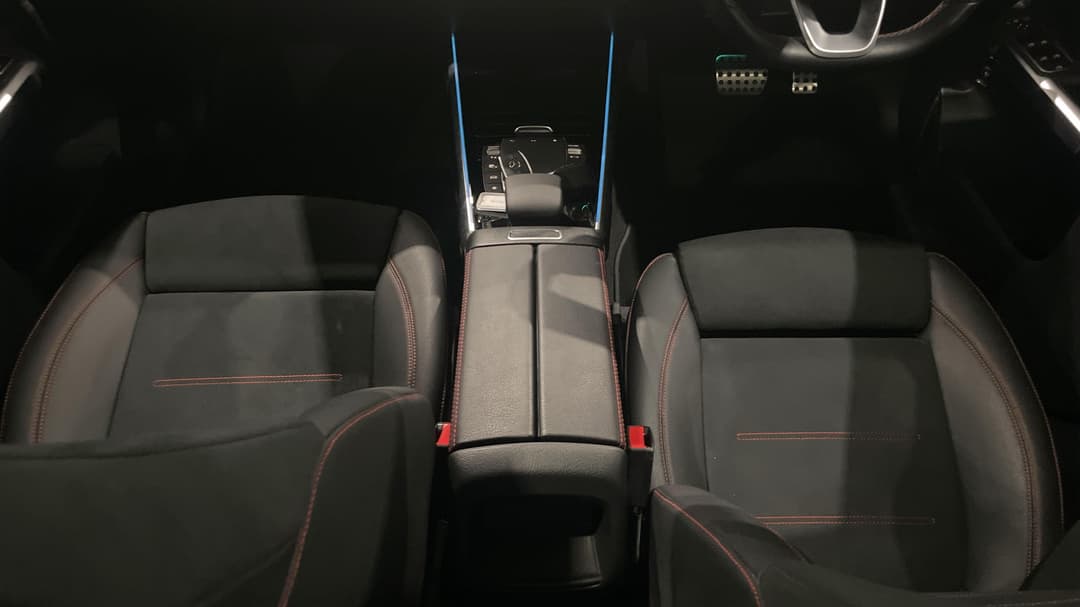 2022 Mercedes-benz Glb 200, Automatic, 52501 km, Center Console