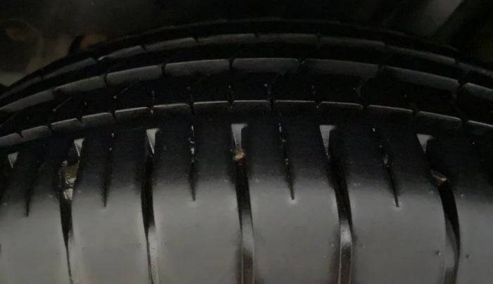 2014 Skoda Rapid 1.5 TDI CR ELEGANCE, Diesel, Manual, 98,371 km, Left Front Tyre Tread