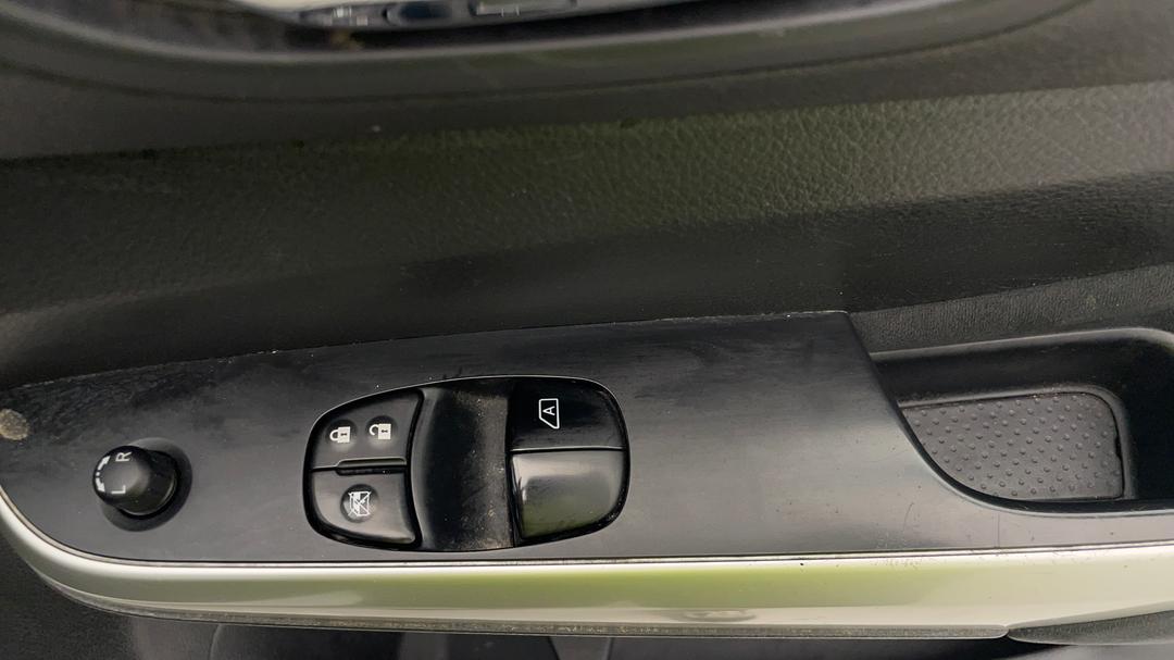 2019 Nissan Navara Rx (4x2), Manual, 93396 km, Drivers Side Door Panel Controls