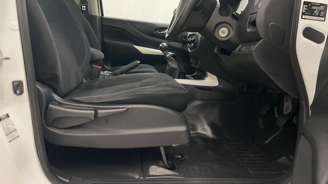 2019 Nissan Navara Rx (4x2), Manual, 93396 km, Drivers Side Adjustment Panel