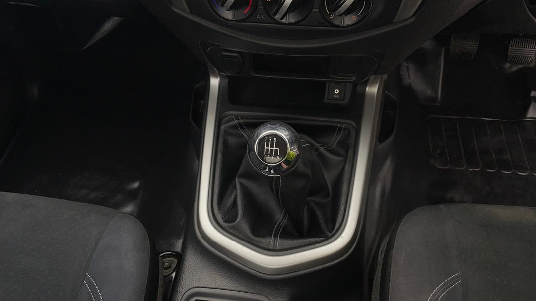 2019 Nissan Navara Rx (4x2), Manual, 93396 km, Gear Lever 