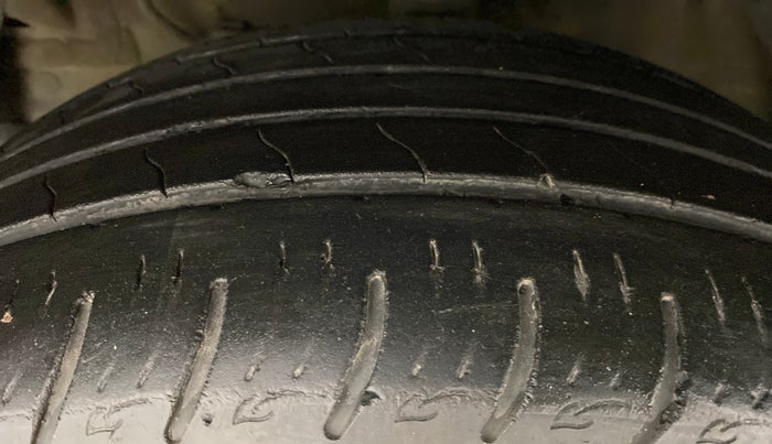 2019 Mahindra XUV300 W8 DIESEL MT, Diesel, Manual, 32,398 km, Left Front Tyre Tread