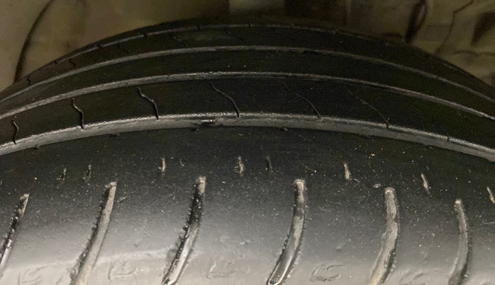 2019 Mahindra XUV300 W8 DIESEL MT, Diesel, Manual, 32,398 km, Right Front Tyre Tread