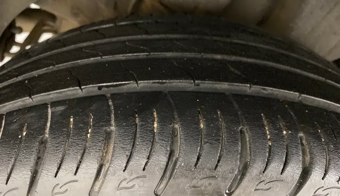 2019 Mahindra XUV300 W8 DIESEL MT, Diesel, Manual, 32,398 km, Right Rear Tyre Tread