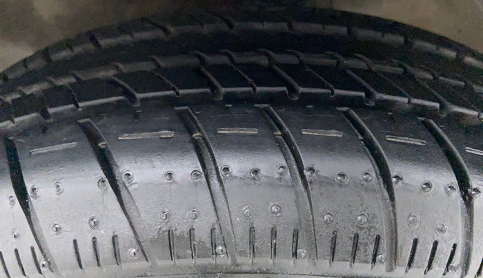2011 Maruti Wagon R 1.0 VXI, Petrol, Manual, 70,353 km, Left Front Tyre Tread