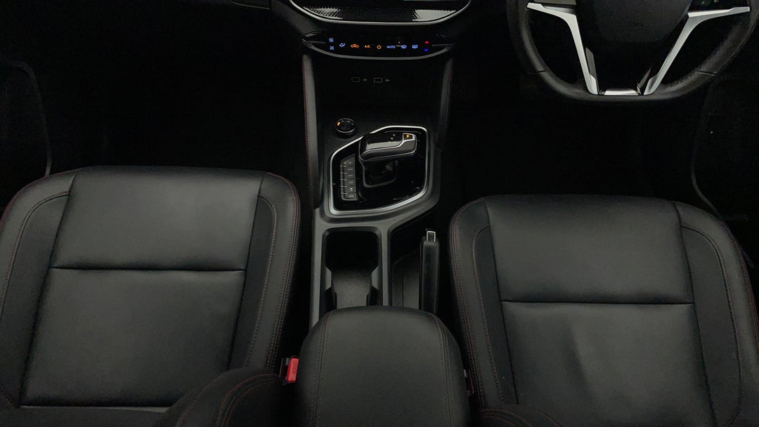 2023 LDV T60 Max Luxe (4x4), Automatic, 10428 km, Center Console