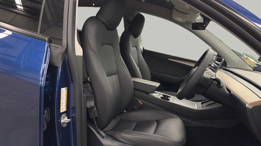 2023 Tesla Model Y Long Range, Automatic, 51796 km, Right Side Front Door Cabin View