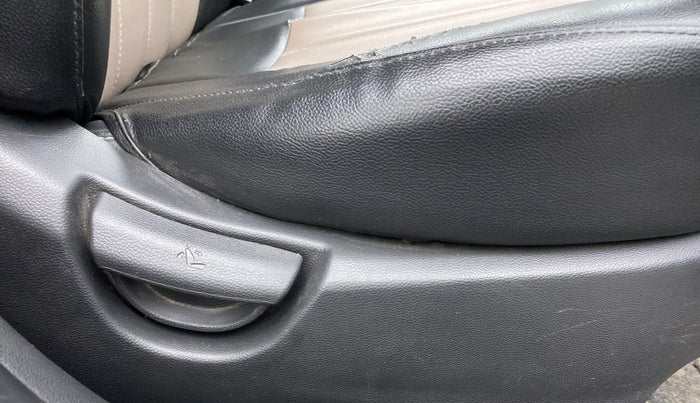2019 Hyundai Grand i10 SPORTZ 1.2 KAPPA VTVT, Petrol, Manual, 1,12,010 km, Driver Side Adjustment Panel
