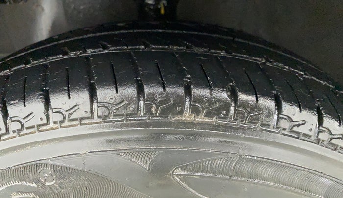 2015 Hyundai Eon ERA PLUS, Petrol, Manual, 59,866 km, Left Front Tyre Tread