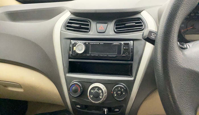 2018 Hyundai Eon ERA +, Petrol, Manual, 67,563 km, Infotainment system - Button has minor damage