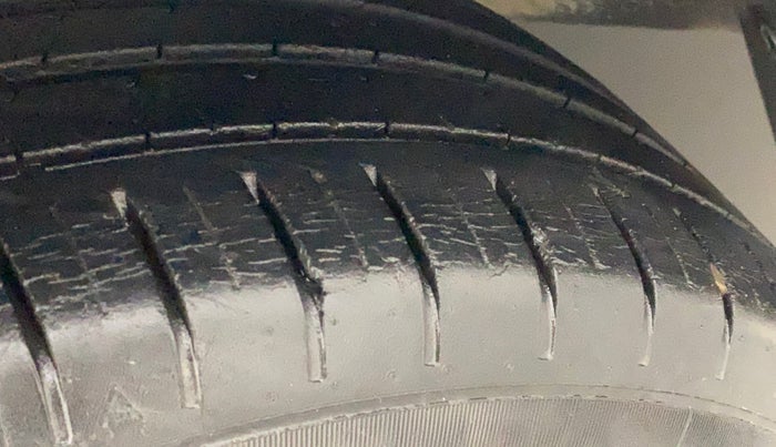2017 Maruti Baleno ALPHA CVT PETROL 1.2, Petrol, Automatic, 31,972 km, Left front tyre - Minor crack