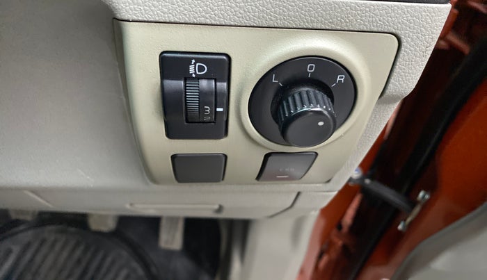 2016 Mahindra Kuv100 K8 6 STR, Petrol, Manual, 61,322 km, Left rear-view mirror - ORVM switch has minor damage