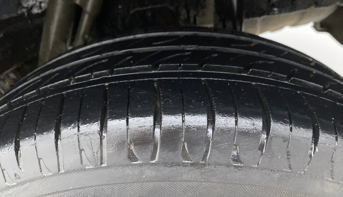 2016 Mahindra Kuv100 K8 6 STR, Petrol, Manual, 61,322 km, Left Rear Tyre Tread