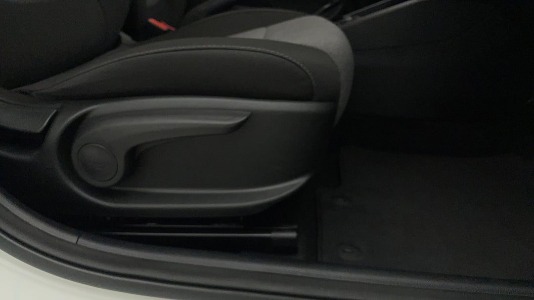 2023 Kia Stonic S, Automatic, 20000 km, Drivers Side Adjustment Panel