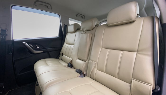 2018 Mahindra XUV500 W7 FWD, Diesel, Manual, 46,337 km, Right Side Rear Door Cabin View