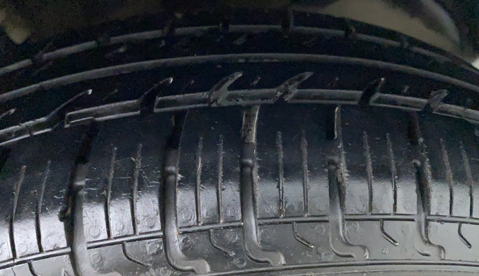 2017 Maruti Swift VXI D, Petrol, Manual, 34,082 km, Left Front Tyre Tread