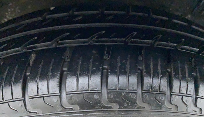 2017 Maruti Swift VXI D, Petrol, Manual, 34,082 km, Right Rear Tyre Tread