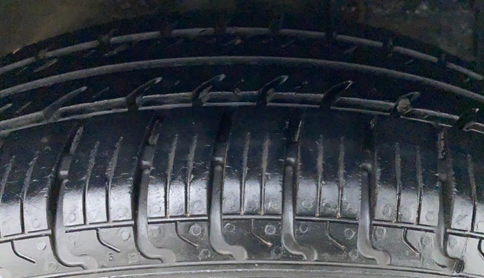 2017 Maruti Swift VXI D, Petrol, Manual, 34,082 km, Right Front Tyre Tread