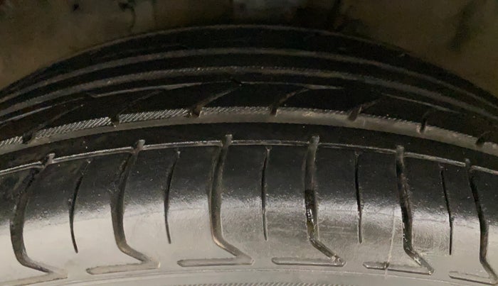 2016 Hyundai Verna 1.6 CRDI SX, Diesel, Manual, 69,384 km, Left Front Tyre Tread
