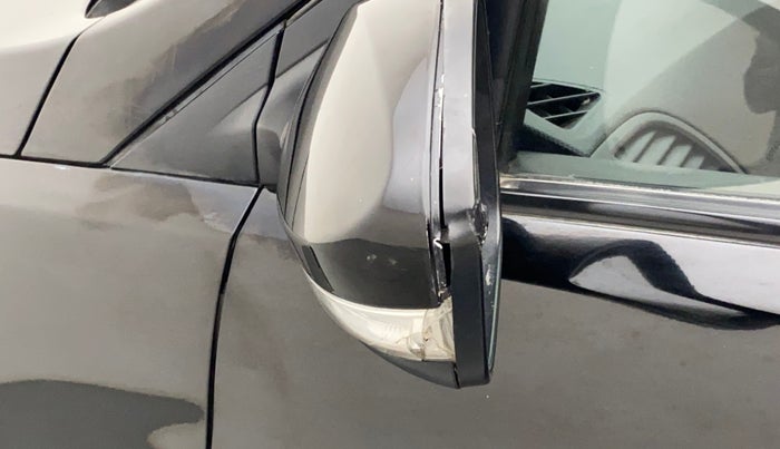 2016 Hyundai Verna 1.6 CRDI SX, Diesel, Manual, 69,384 km, Left rear-view mirror - Cover has minor damage