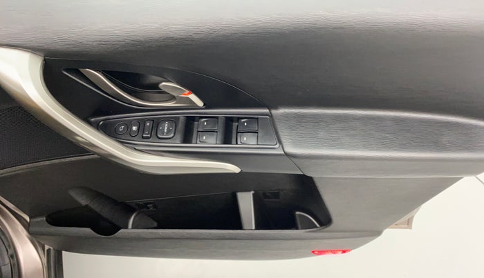 2020 Mahindra XUV500 W9, Diesel, Manual, 12,353 km, Driver Side Door Panels Control
