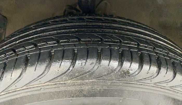 2011 Hyundai i20 MAGNA (O) 1.2, Petrol, Manual, 32,116 km, Left Front Tyre Tread