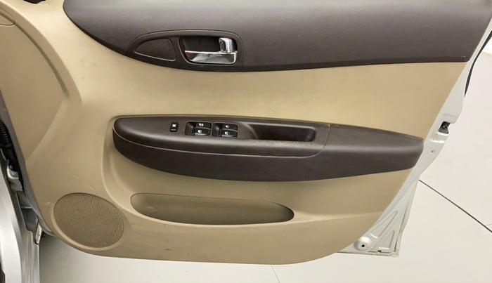 2011 Hyundai i20 MAGNA (O) 1.2, Petrol, Manual, 32,116 km, Driver Side Door Panels Control