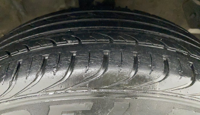 2011 Hyundai i20 MAGNA (O) 1.2, Petrol, Manual, 32,116 km, Right Front Tyre Tread