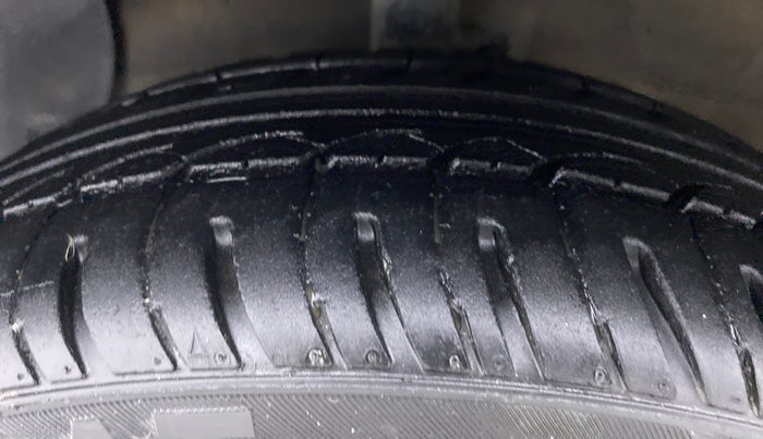 2013 Hyundai Grand i10 SPORTZ 1.1 CRDI, Diesel, Manual, 70,870 km, Left Front Tyre Tread