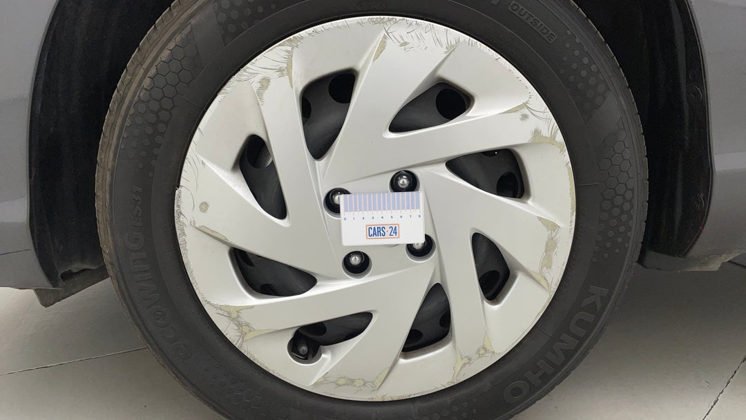 Wheels Hubcap Front LHS Scratch