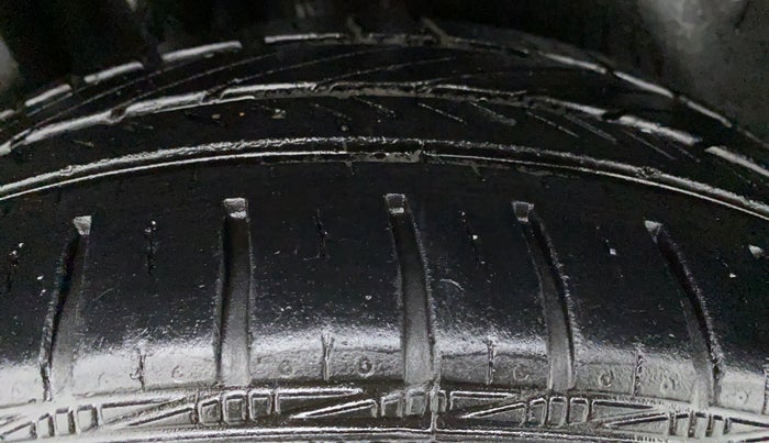 2016 Volkswagen Vento HIGHLINE PETROL, Petrol, Manual, 20,777 km, Left Front Tyre Tread