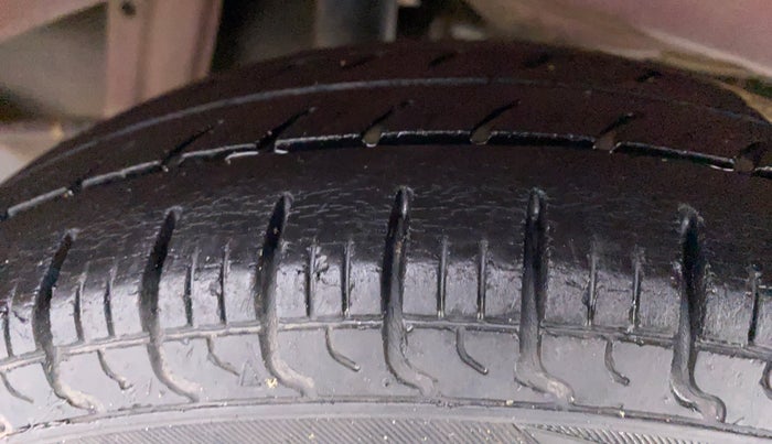 2011 Maruti Alto LXI, CNG, Manual, 85,311 km, Left Rear Tyre Tread