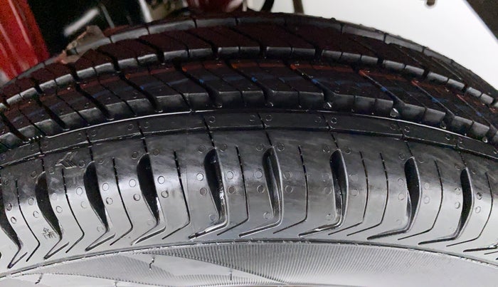2016 Maruti Alto 800 LXI, Petrol, Manual, 28,440 km, Left Rear Tyre Tread