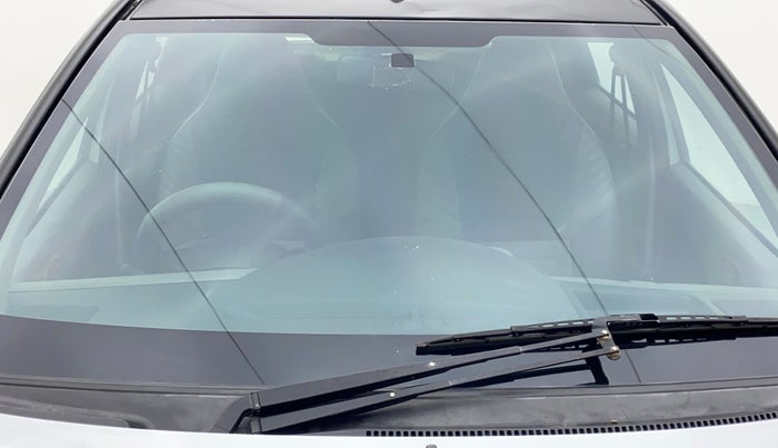 2011 Toyota Etios Liva G, Petrol, Manual, 1,23,387 km, Front windshield - Minor - Windshield delamination