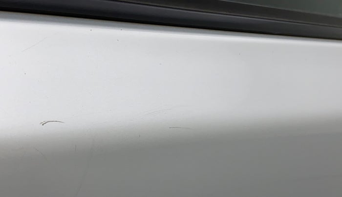2011 Toyota Etios Liva G, Petrol, Manual, 1,23,387 km, Right rear door - Minor scratches