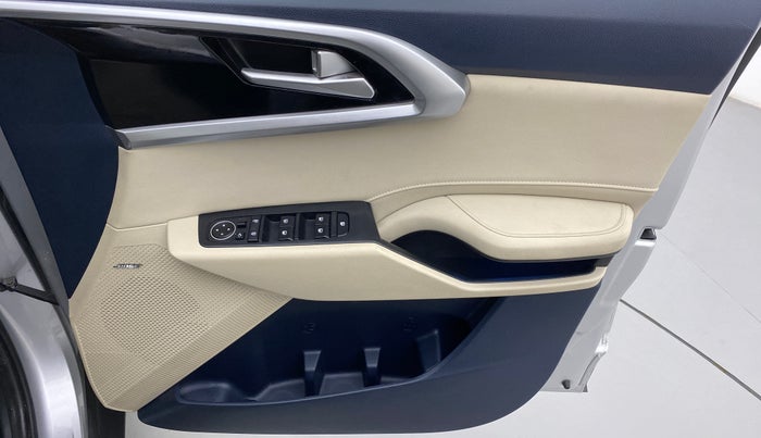 2022 KIA CARENS LUXURY PLUS 1.5D AT 7STR, Diesel, Automatic, 15,574 km, Driver Side Door Panels Control