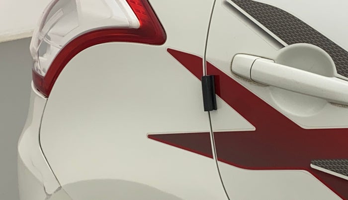 2014 Maruti Swift VXI, Petrol, Manual, 63,686 km, Right quarter panel - Graphic sticker