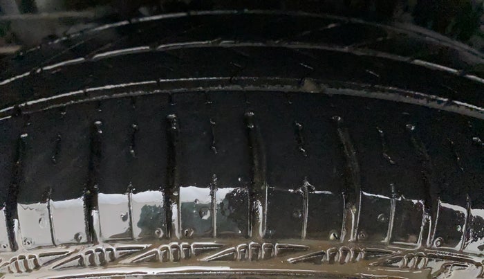 2014 Maruti Swift VXI, Petrol, Manual, 63,686 km, Right Rear Tyre Tread