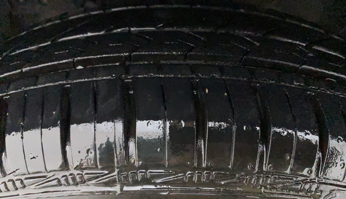 2014 Maruti Swift VXI, Petrol, Manual, 63,686 km, Left Front Tyre Tread