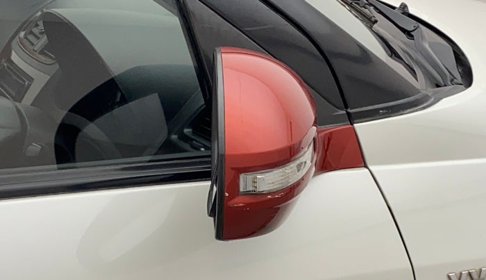 2014 Maruti Swift VXI, Petrol, Manual, 63,686 km, Right rear-view mirror - Indicator light has minor damage